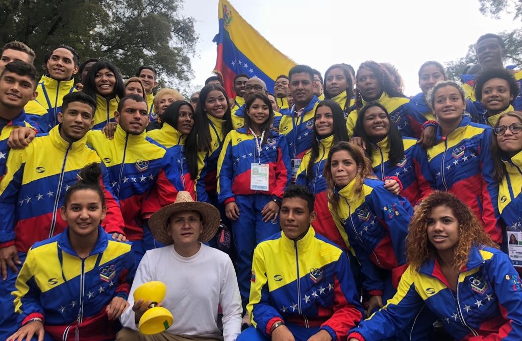 پرچمداری کاروان ورزشی ونزوئلا به یک دختر وزنه بردار رسید